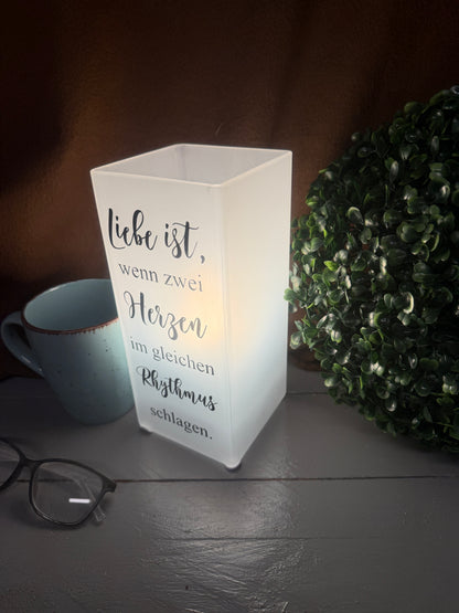 Personalisierbare Hochzeitslampe Zwei Herzen mit den Namen des Brautpaares.
