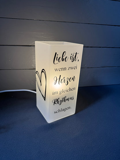 Romantische Glaslampe als Hochzeitsgeschenk mit stimmungsvoller Beleuchtung im Wohnzimmer