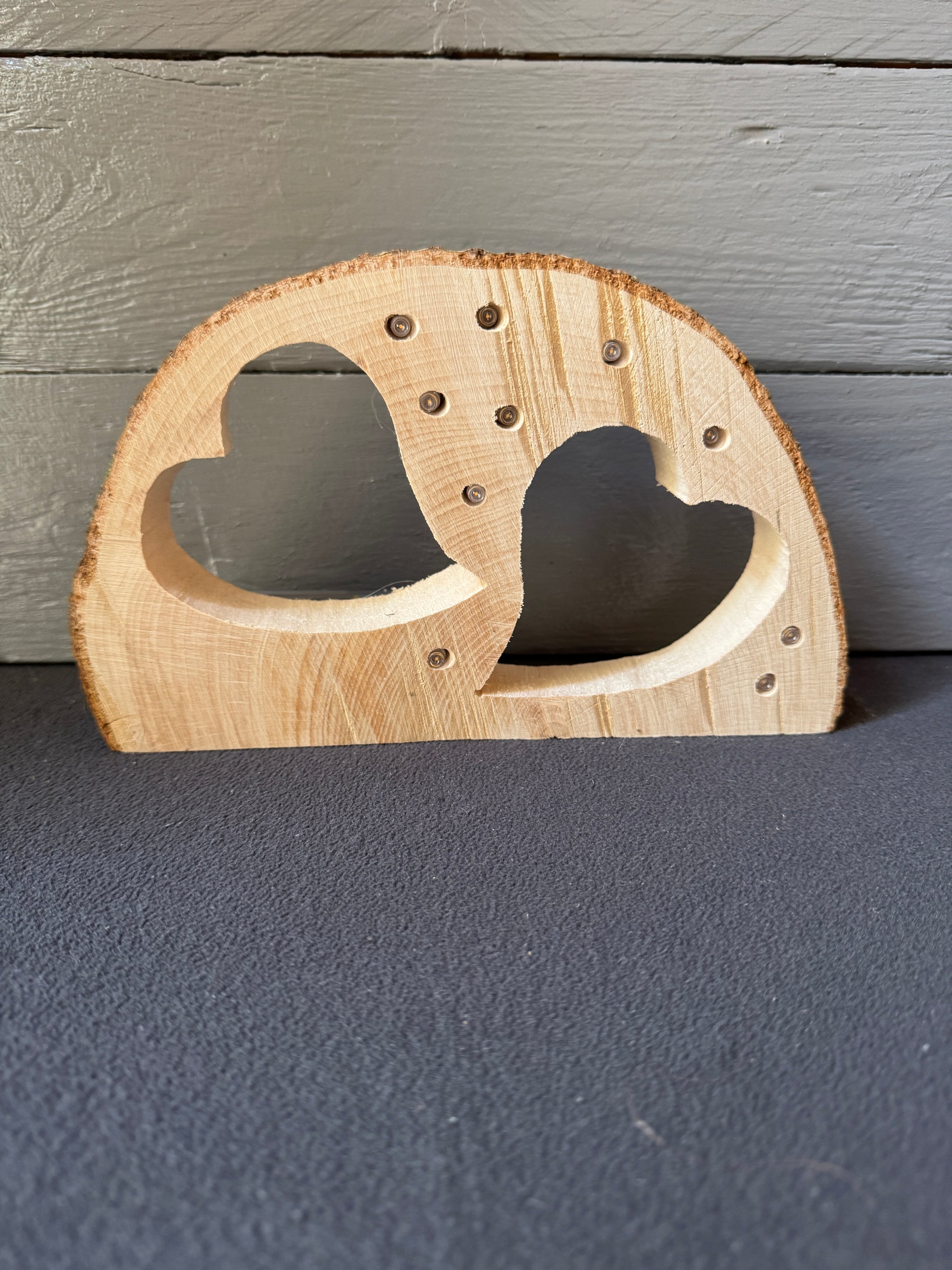 Dekorative Holzdeko Baumscheibe mit Herzen und warmweißer LED-Lichterkette