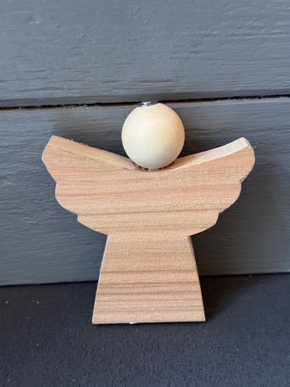 Handgefertigter Holzengel aus Zedernholz mit natürlicher Maserung.