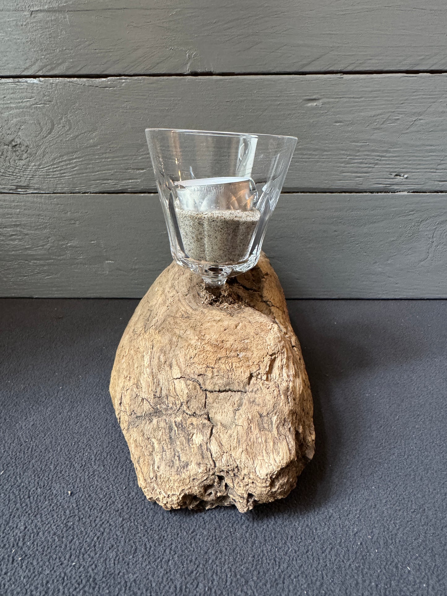 Maritime Deko aus Ostseeholz mit Glas und Sand