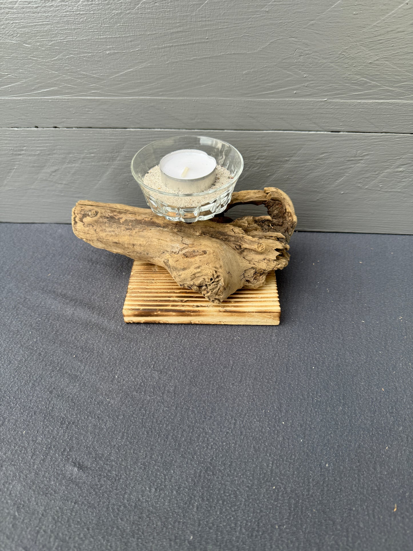 Maritimer Kerzenhalter aus Ostsee Treibholz mit Likörglas und Sand