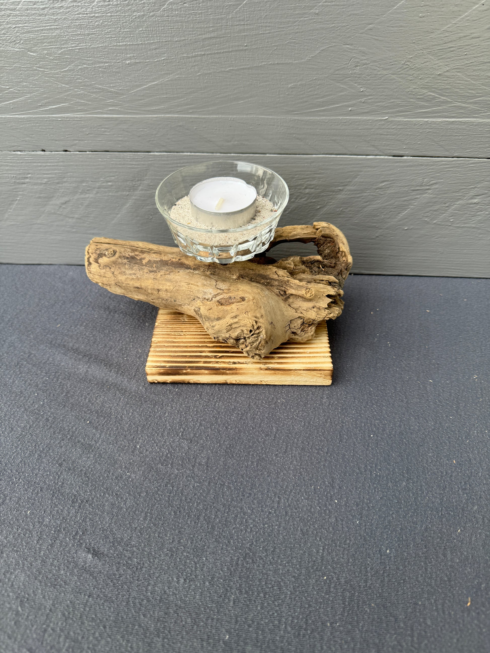 Maritimer Kerzenhalter aus Ostsee Treibholz mit Likörglas und Sand