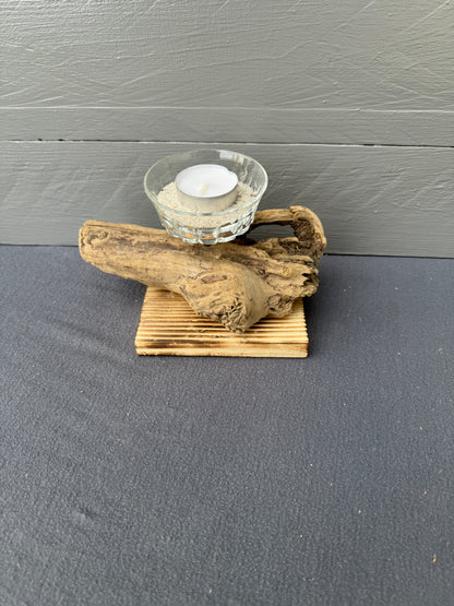 Maritimer Kerzenhalter aus Ostsee Treibholz mit Likörglas und Sand