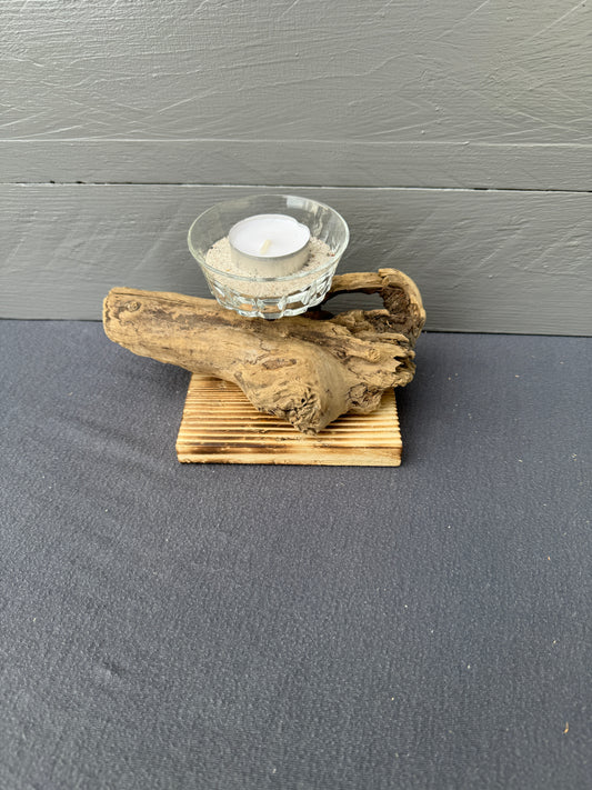 Maritimer Kerzenhalter aus Ostsee Treibholz mit Likörglas und Sand