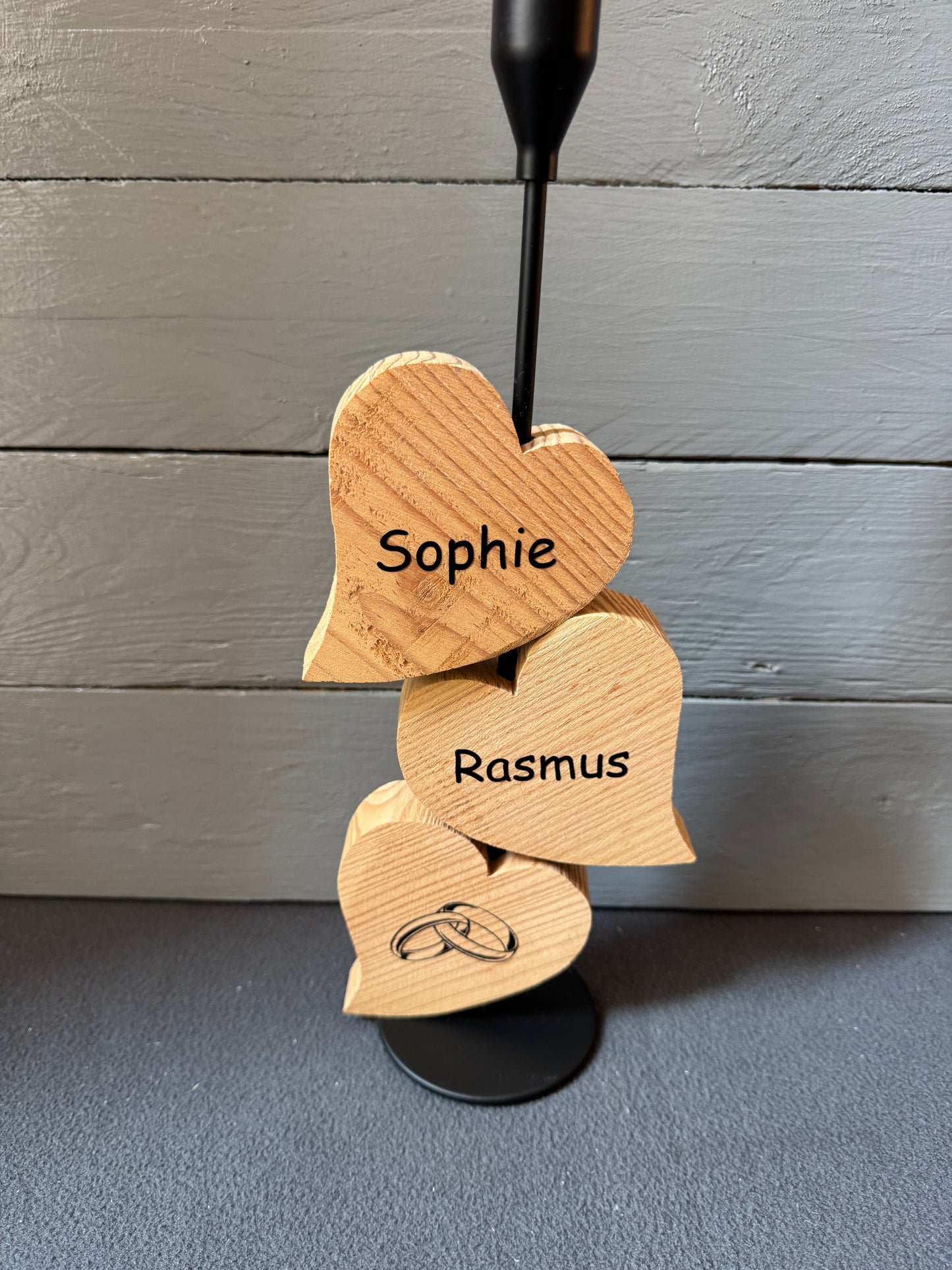 Personalisierter Kerzenständer für Hochzeit – Herzen aus Lärchenholz mit Namen und Datum