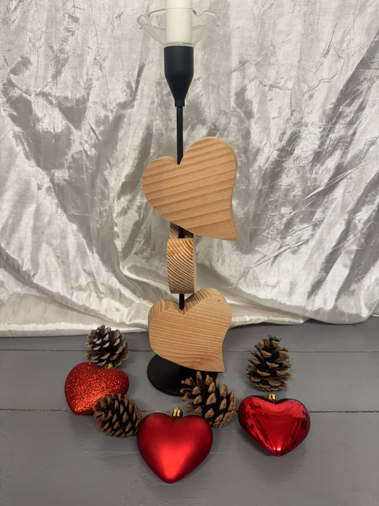 Detailansicht des Kerzenständers „Herzensglück“ mit drei beweglichen Herzen aus Lärchenholz und Metallgestell.