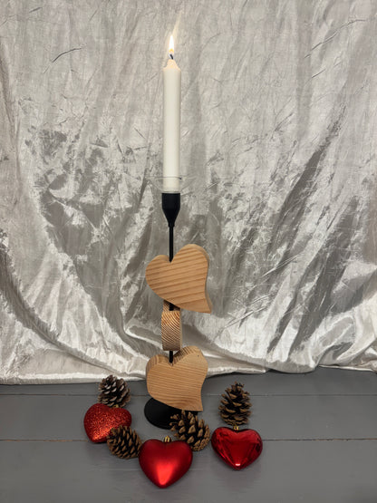 Rückansicht des Kerzenständers „Herzensglück“ mit drei beweglichen Herzen aus Lärchenholz und Metallgestell.