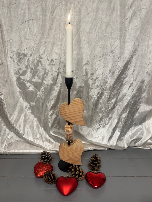Rückansicht des Kerzenständers „Herzensglück“ mit drei beweglichen Herzen aus Lärchenholz und Metallgestell.