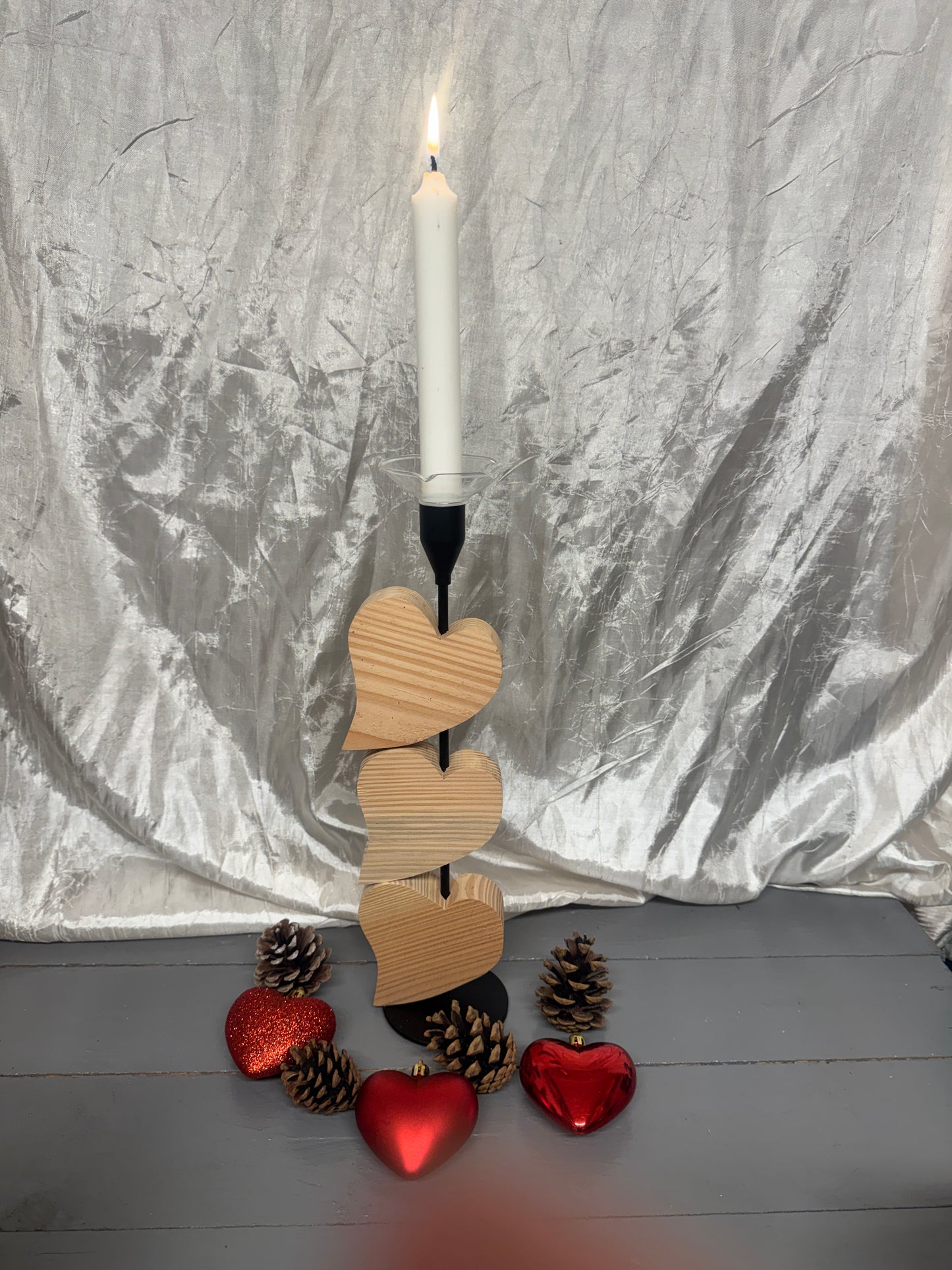Linke Seitenansicht des personalisierbaren Kerzenständers „Herzensglück“ mit drei Herzen.