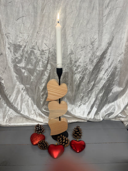 Linke Seitenansicht des personalisierbaren Kerzenständers „Herzensglück“ mit drei Herzen.