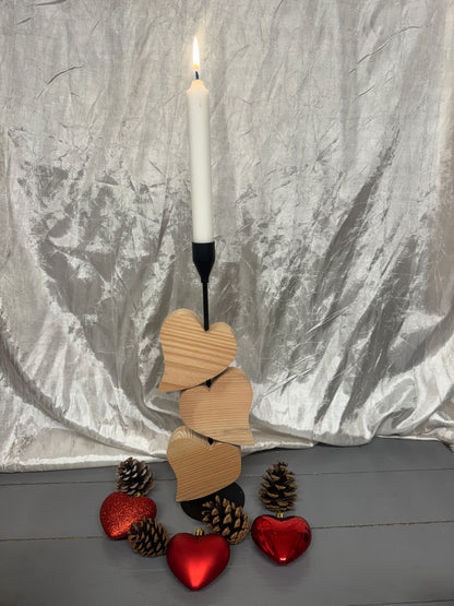 Kerzenständer „Herzensglück“ aus Metall mit drei beweglichen Herzen aus Lärchenholz – Vorderansicht.