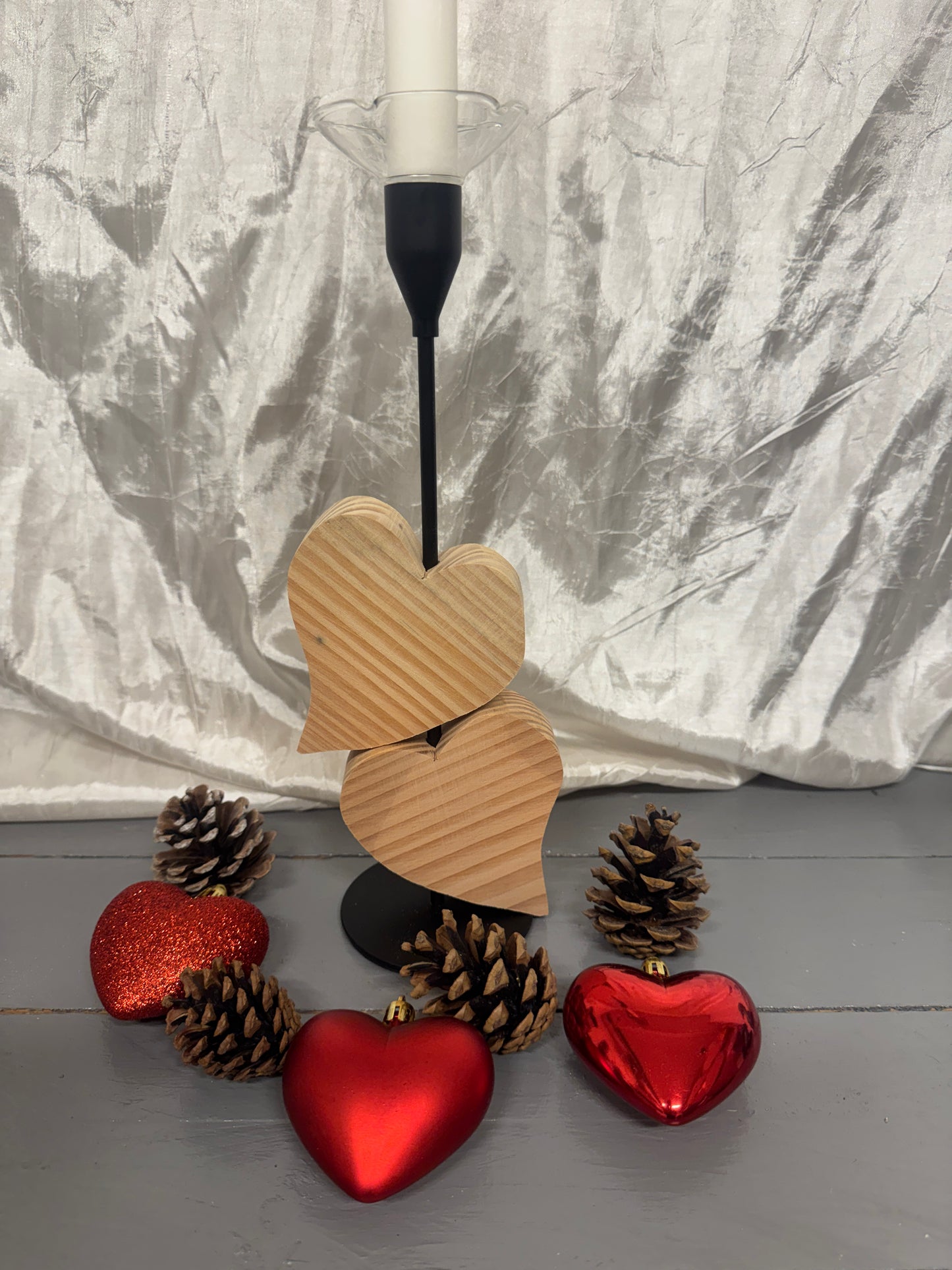 Detailansicht des Kerzenständers „Herzenslicht“ aus Metall mit beweglichen Holzherzen.
