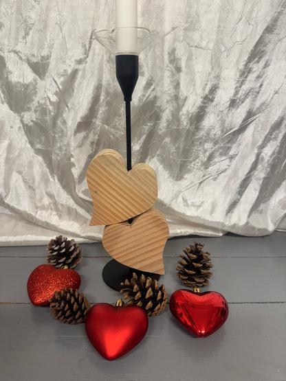 Detailansicht des Kerzenständers „Herzenslicht“ aus Metall mit beweglichen Holzherzen.
