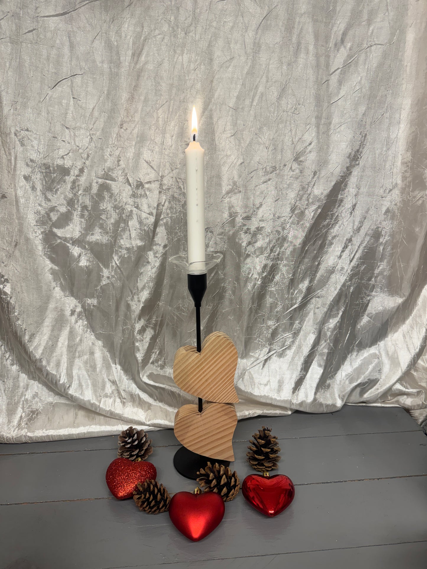 Frontalansicht des personalisierbaren Kerzenständers „Herzenslicht“ mit zwei Herzen aus Lärchenholz und Tropfschutz.