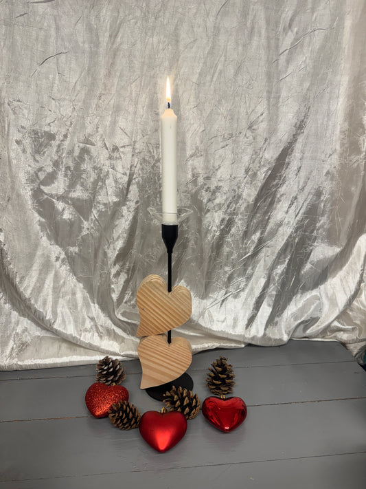 Gedrehte Herzen des personalisierbaren Kerzenständers „Herzenslicht“ mit zwei Herzen aus Lärchenholz.