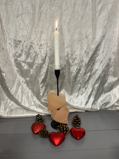 Andere Anordnung der Herzen des Kerzenständers „Herzenslicht“ aus Metall mit beweglichen Holzherzen.
