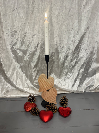 Kerzenständer „Herzenslicht“ aus Metall mit zwei beweglichen Herzen aus Lärchenholz – Vorderansicht.