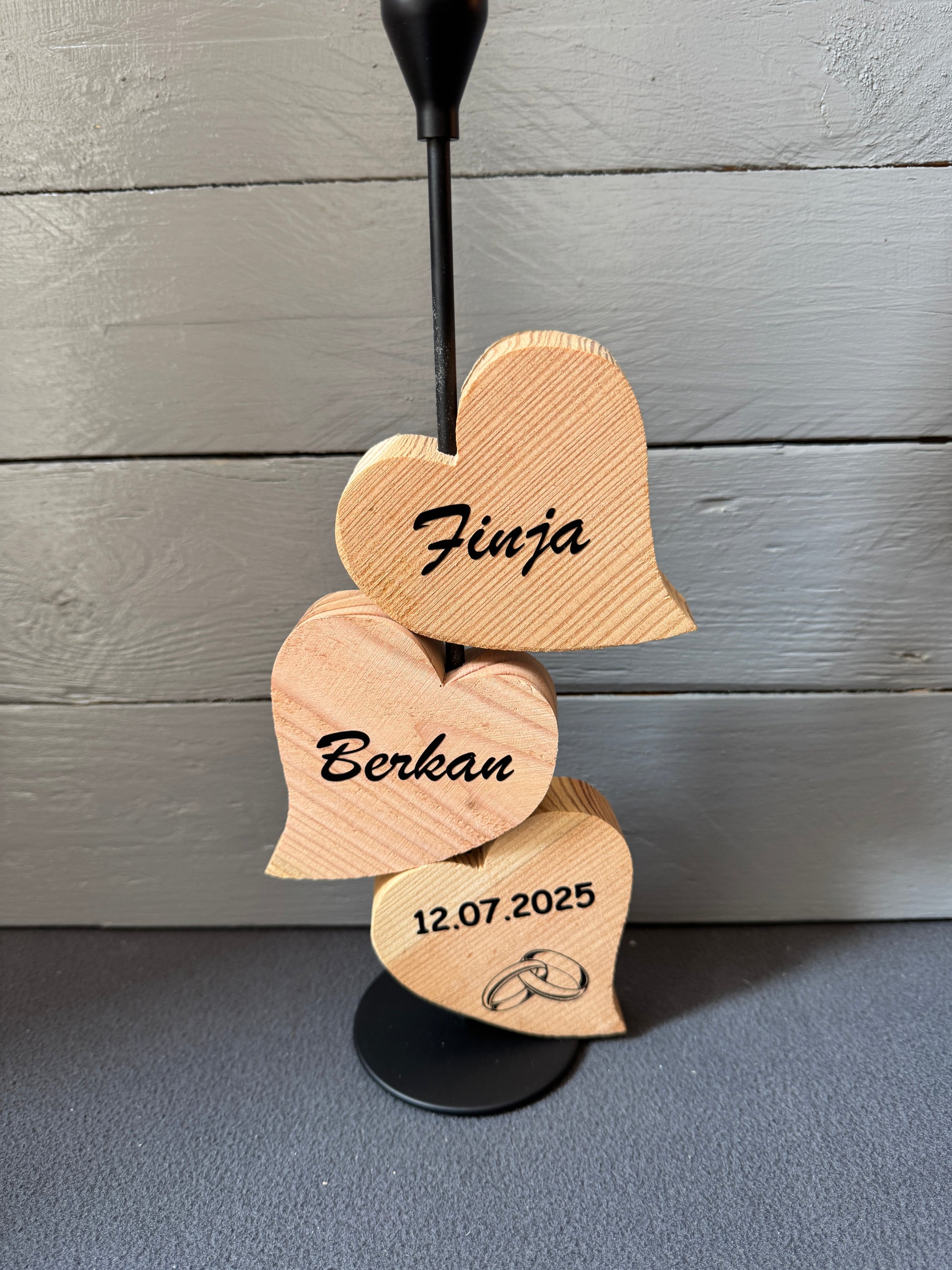 Personalisierter Kerzenständer für Hochzeit – Herzen aus Lärchenholz mit Namen, Datum und Ringen