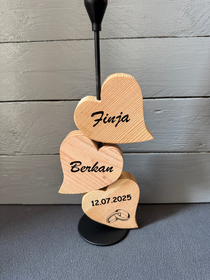Personalisierter Kerzenständer für Hochzeit – Herzen aus Lärchenholz mit Namen, Datum und Ringen