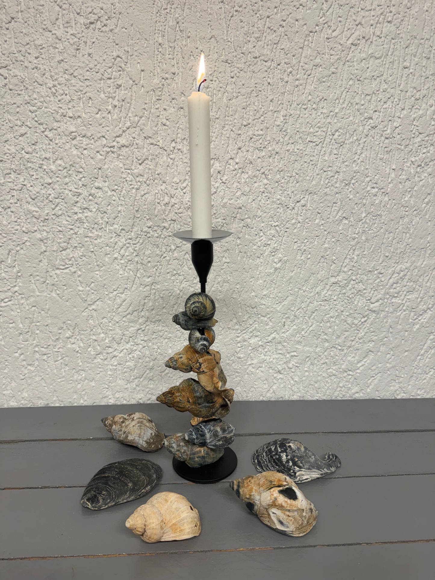 Handgefertigter Kerzenständer mit Wellhornschnecken von Blåvand mit Tropfschutz in Metall