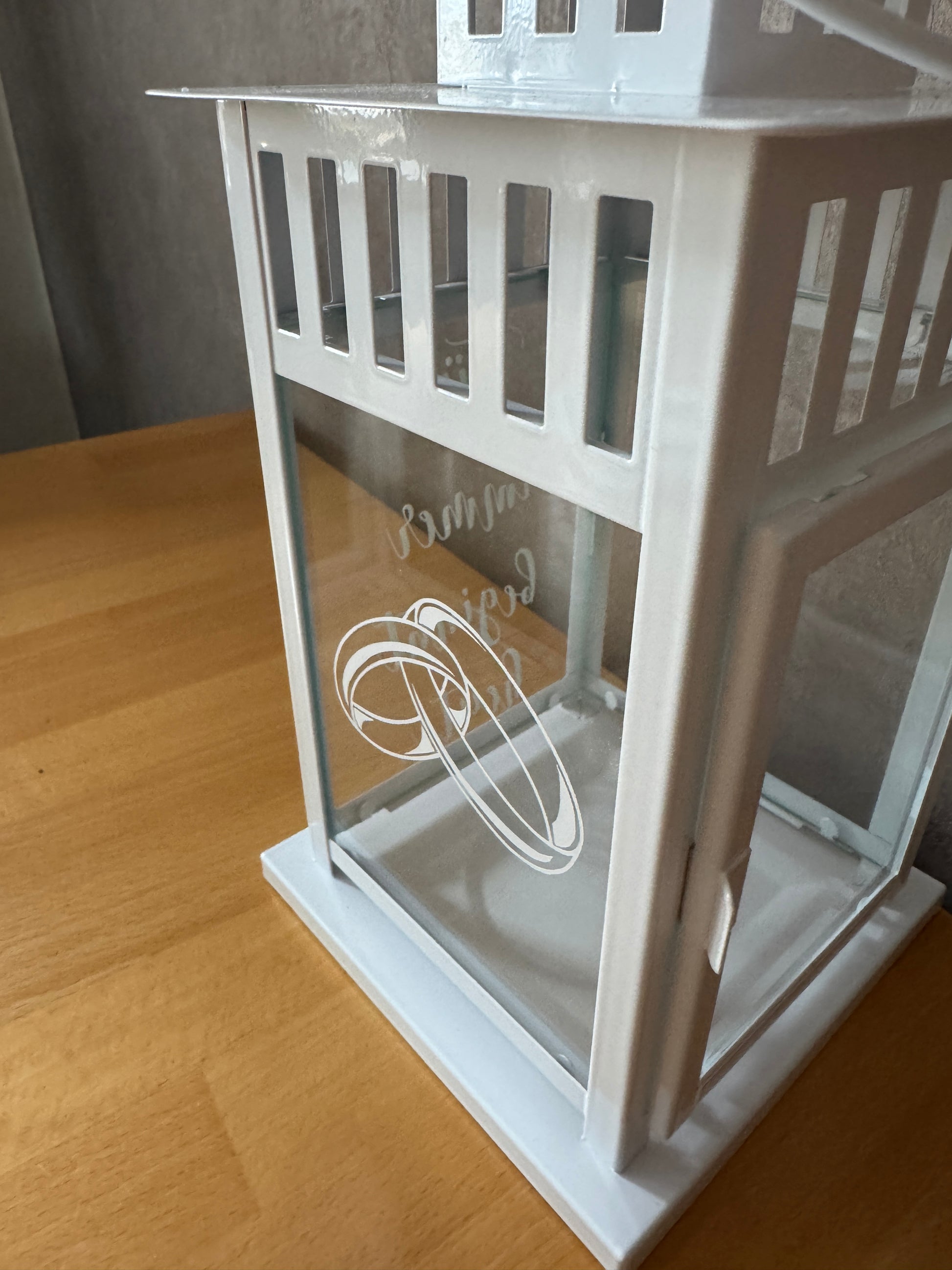 Romantische Hochzeitslaterne als Tischdekoration für das Brautpaar