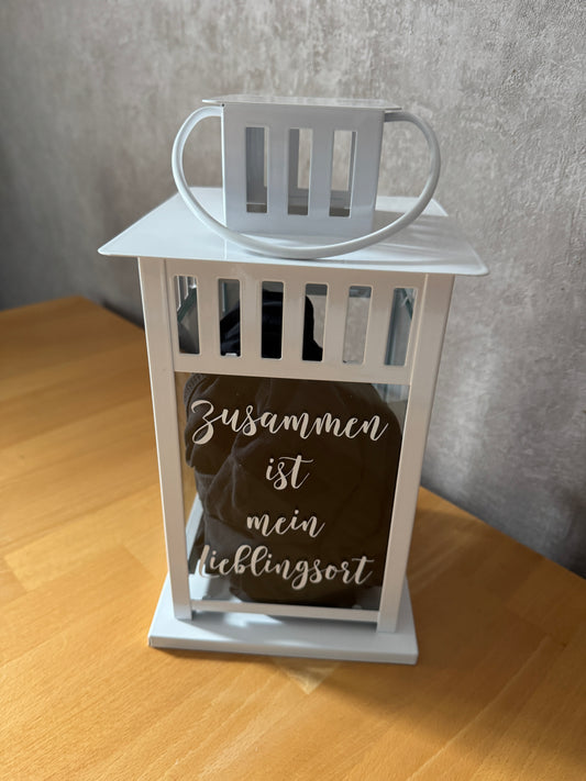 Detailaufnahme des Spruchs „Zusammen ist mein Lieblingsort“ auf Glaslaterne