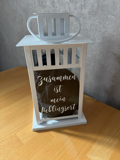 Romantische Glaslaterne als Dekoration im Wohnzimmer für Brautpaar oder Jahrestag
