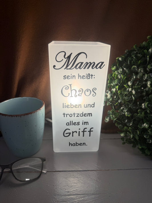 Lustiges Geschenk für Mama als personalisierte Glaslampe mit humorvollem Spruch.