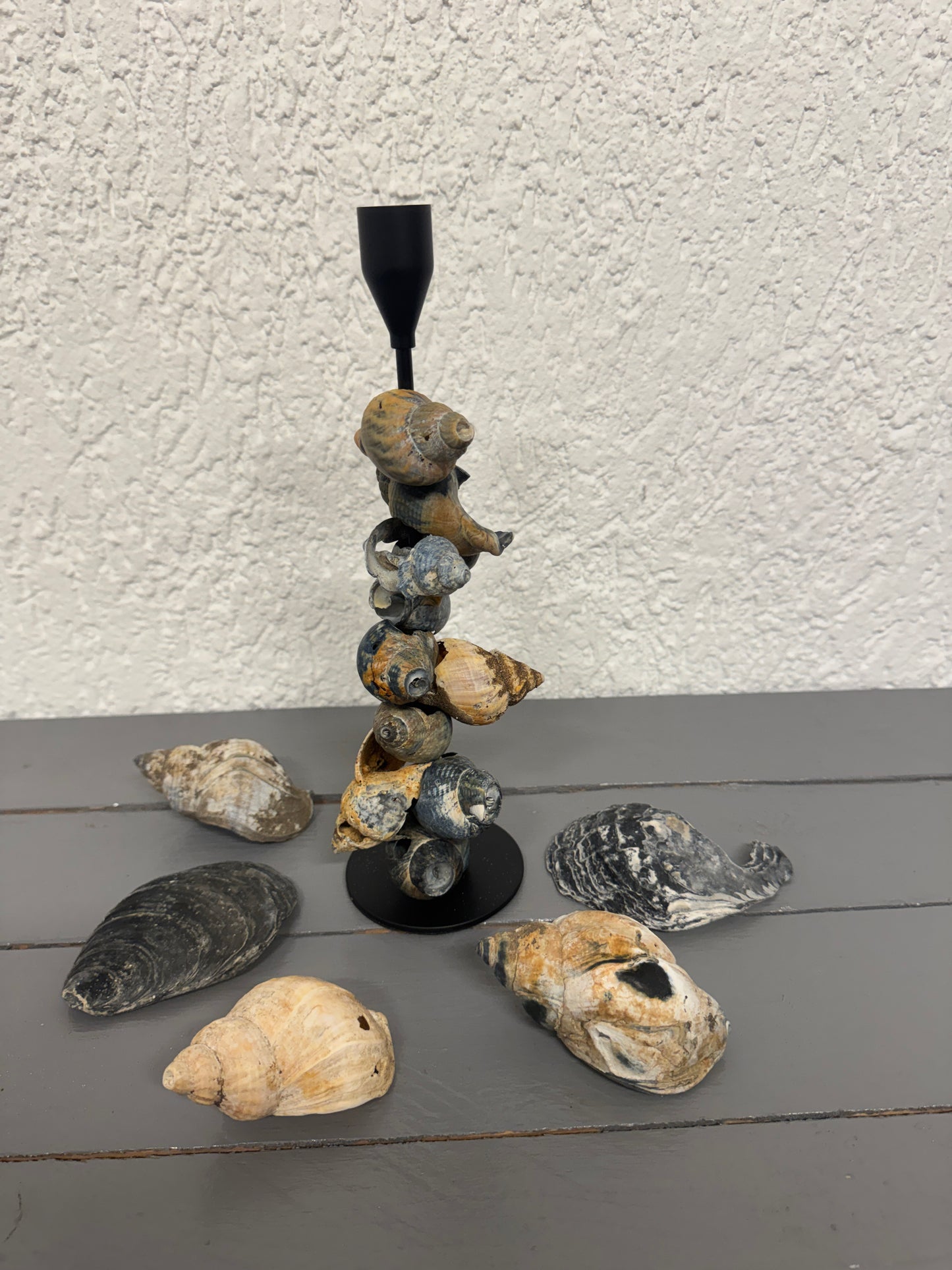 Handgefertigter Kerzenständer aus Wellhornschnecken und Metall