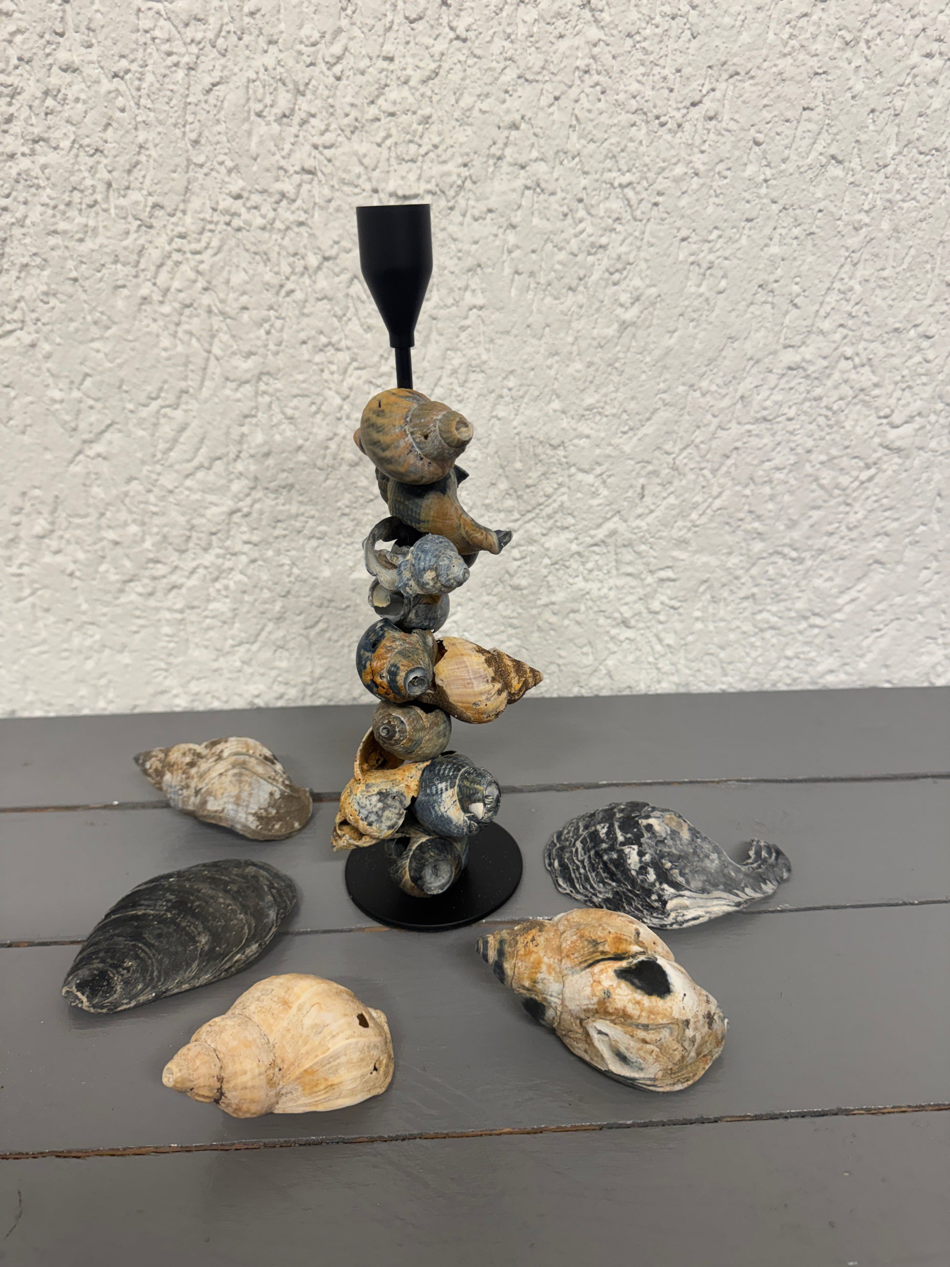 Handgefertigter Kerzenständer aus Wellhornschnecken und Metall