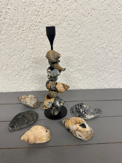 Handgefertigter Kerzenständer aus Wellhornschnecken und Metall