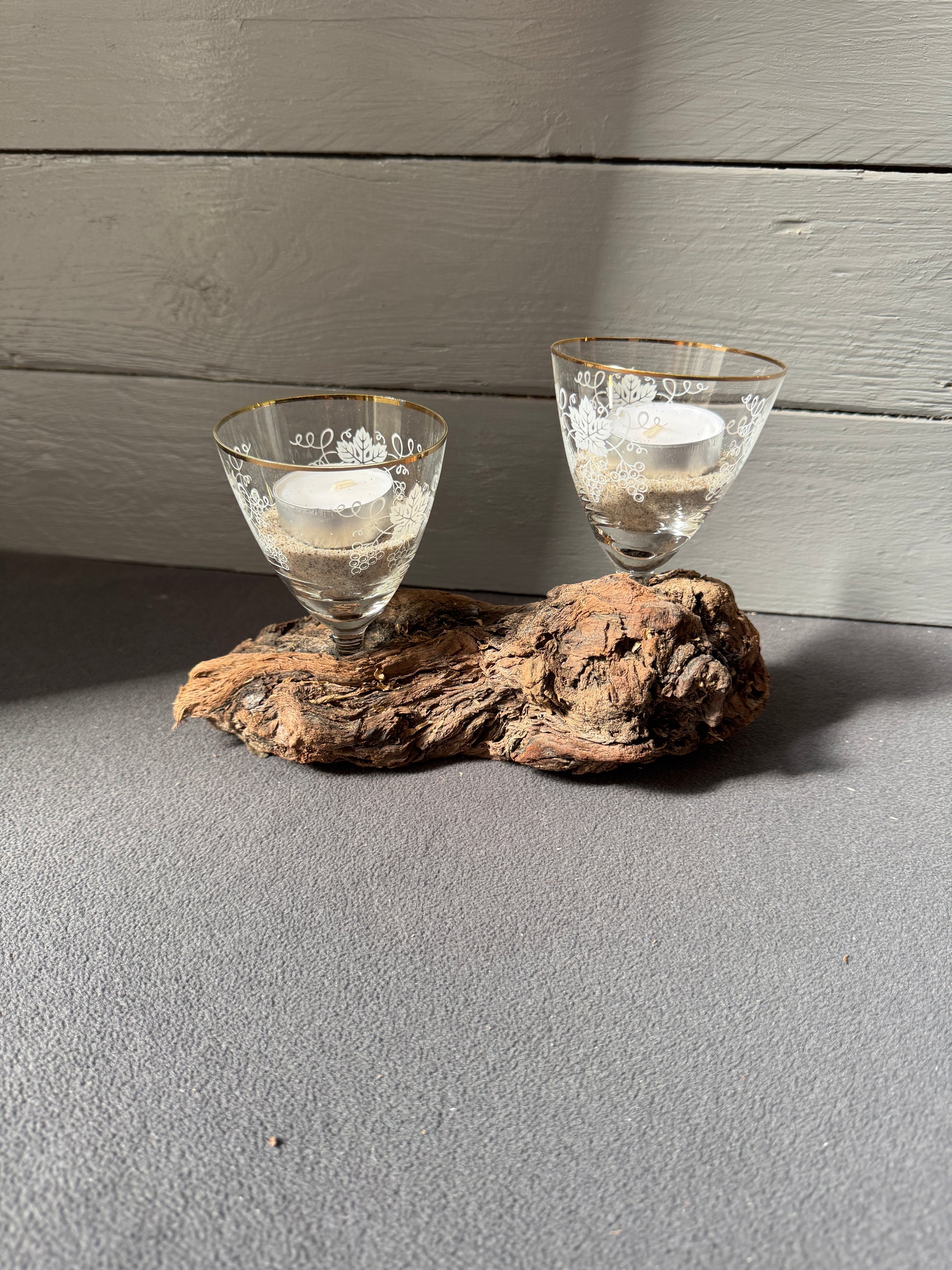 Tischdekoration aus Treibholz mit Glas und Ostseesand