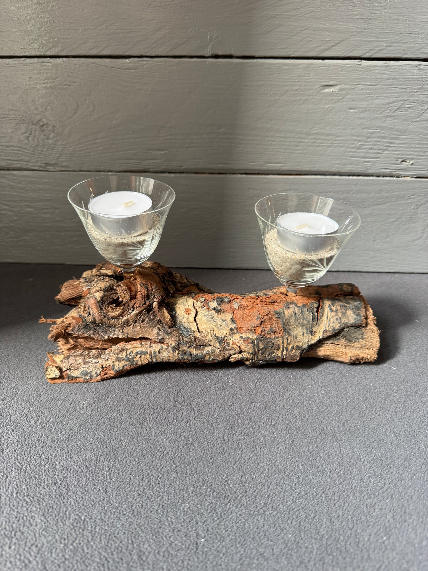 Tischdekoration aus Treibholz mit Glas im Coastal Style