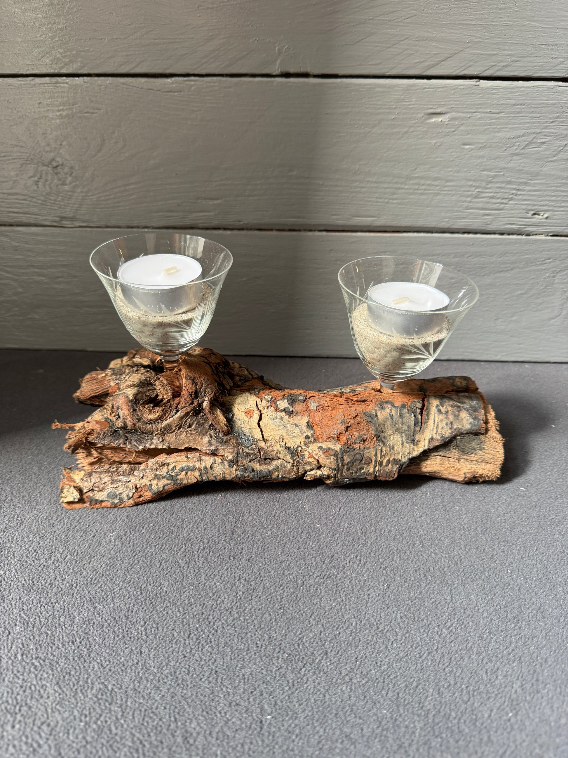 Tischdekoration aus Treibholz mit Glas im Coastal Style