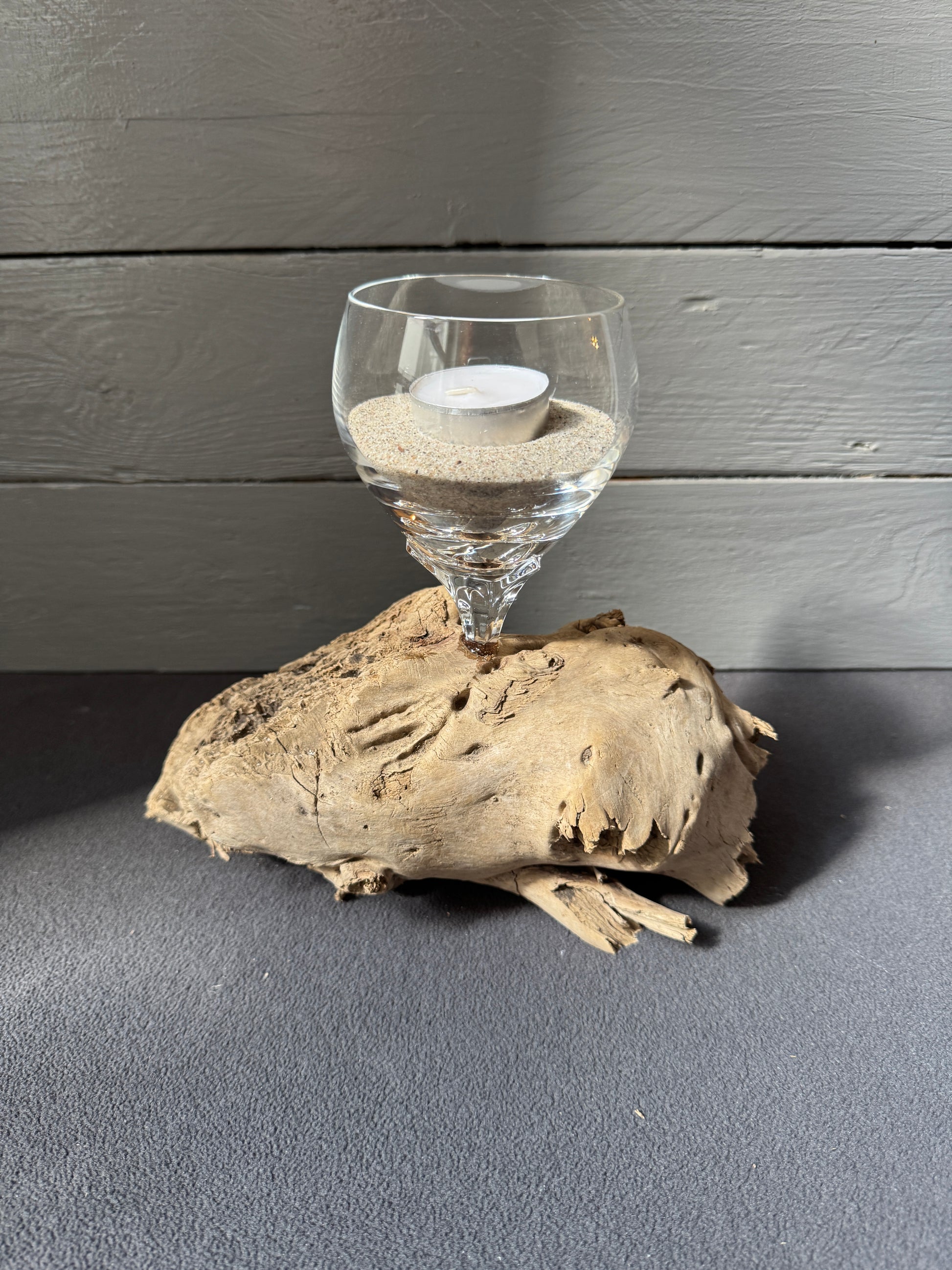 Tischdekoration aus Treibholz mit Teelicht und Glas