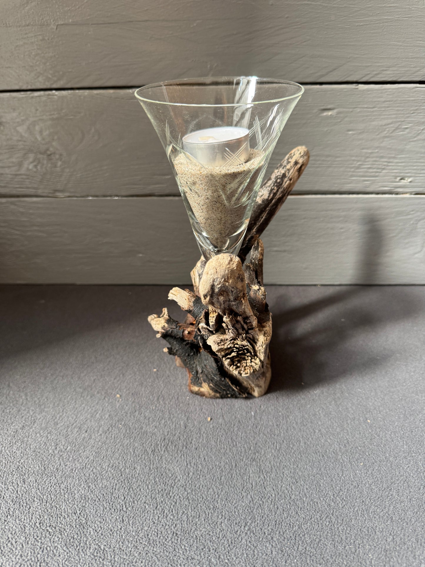 Tischdekoration aus Treibholz mit Teelicht und Glas im Coastal Style