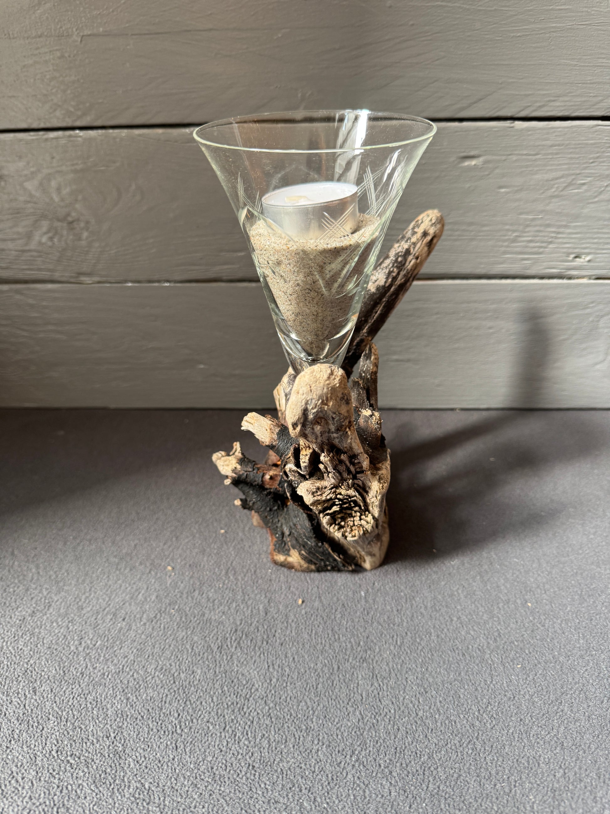Tischdekoration aus Treibholz mit Teelicht und Glas im Coastal Style