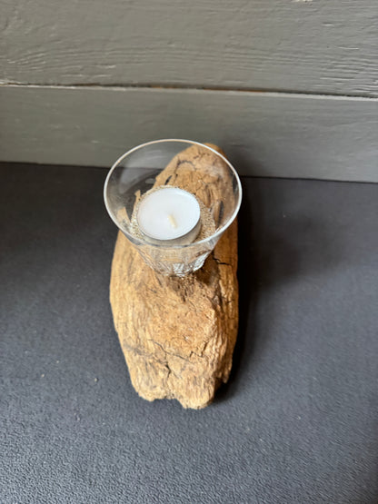 Tischdekoration aus Treibholz mit Teelicht im Coastal Style