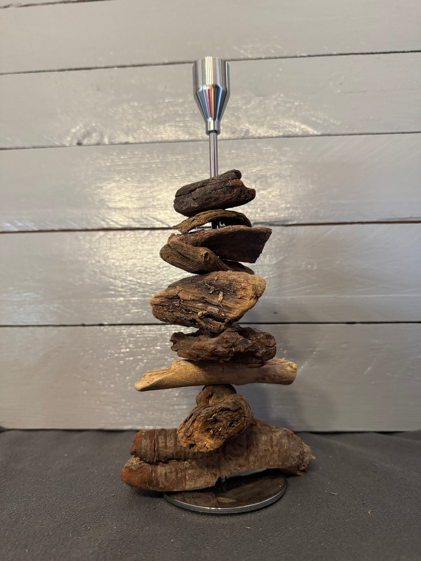 Silberfarbene Metallfassung im eleganten Küstenstil