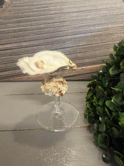 Handgefertigter Schmuckhalter Meeresfund mit Nordsee-Austernschale auf Upcycling-Glasfuß
