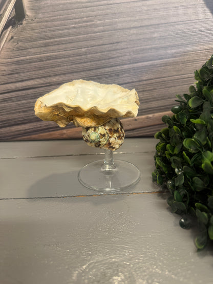 Maritimer Schmuckhalter Meeresliebe aus Nordsee-Austernschale mit handgefertigtem Glasfuß