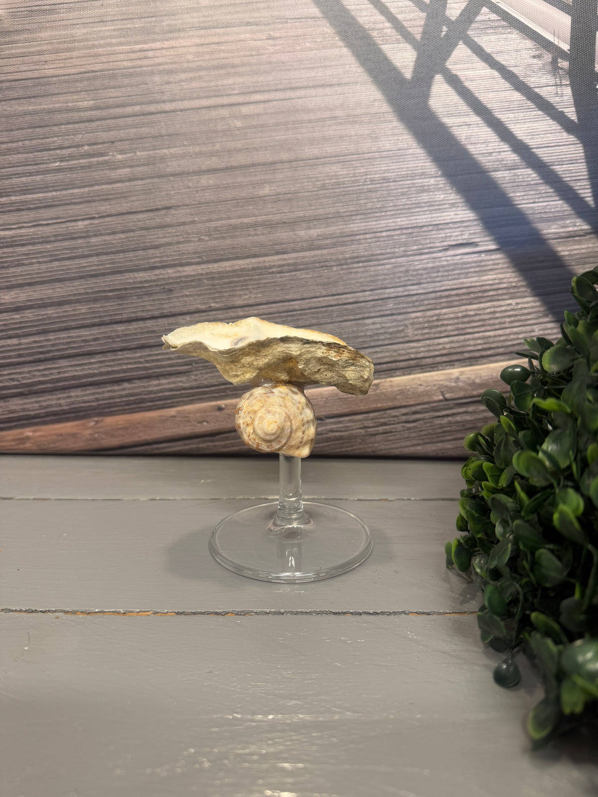 Maritimer Schmuckhalter Strandperle aus Nordsee-Austernschale und Upcycling-Weinglas