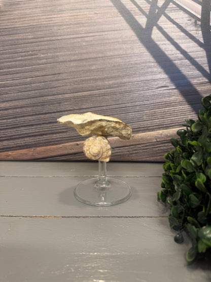 Maritimer Schmuckhalter Strandperle aus Nordsee-Austernschale und Upcycling-Weinglas