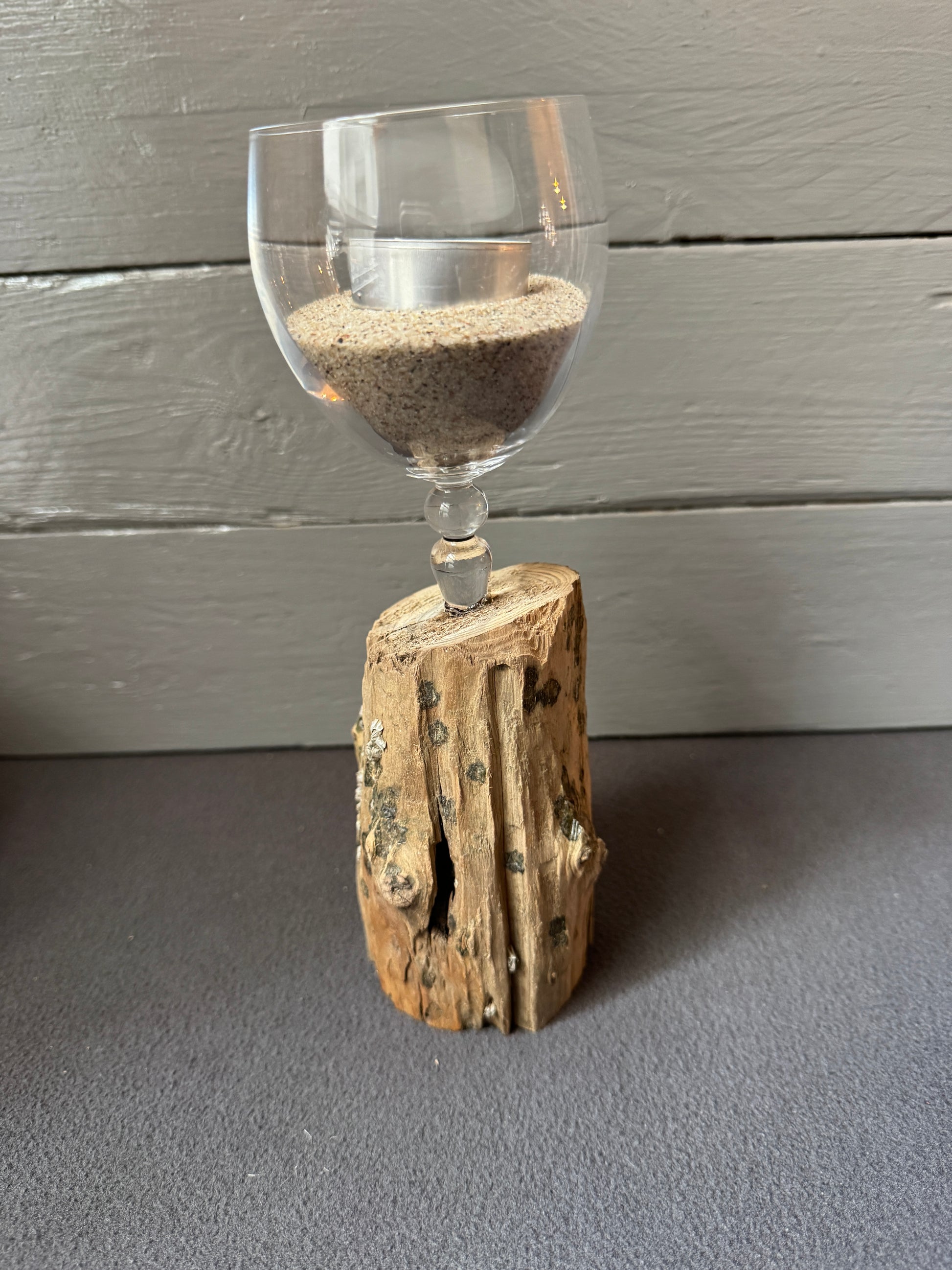 Recyceltes Weinglas mit Ostseesand als Teelichthalter