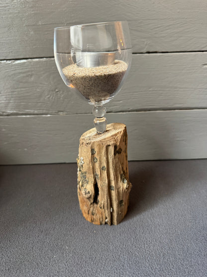 Recyceltes Weinglas mit Ostseesand als Teelichthalter