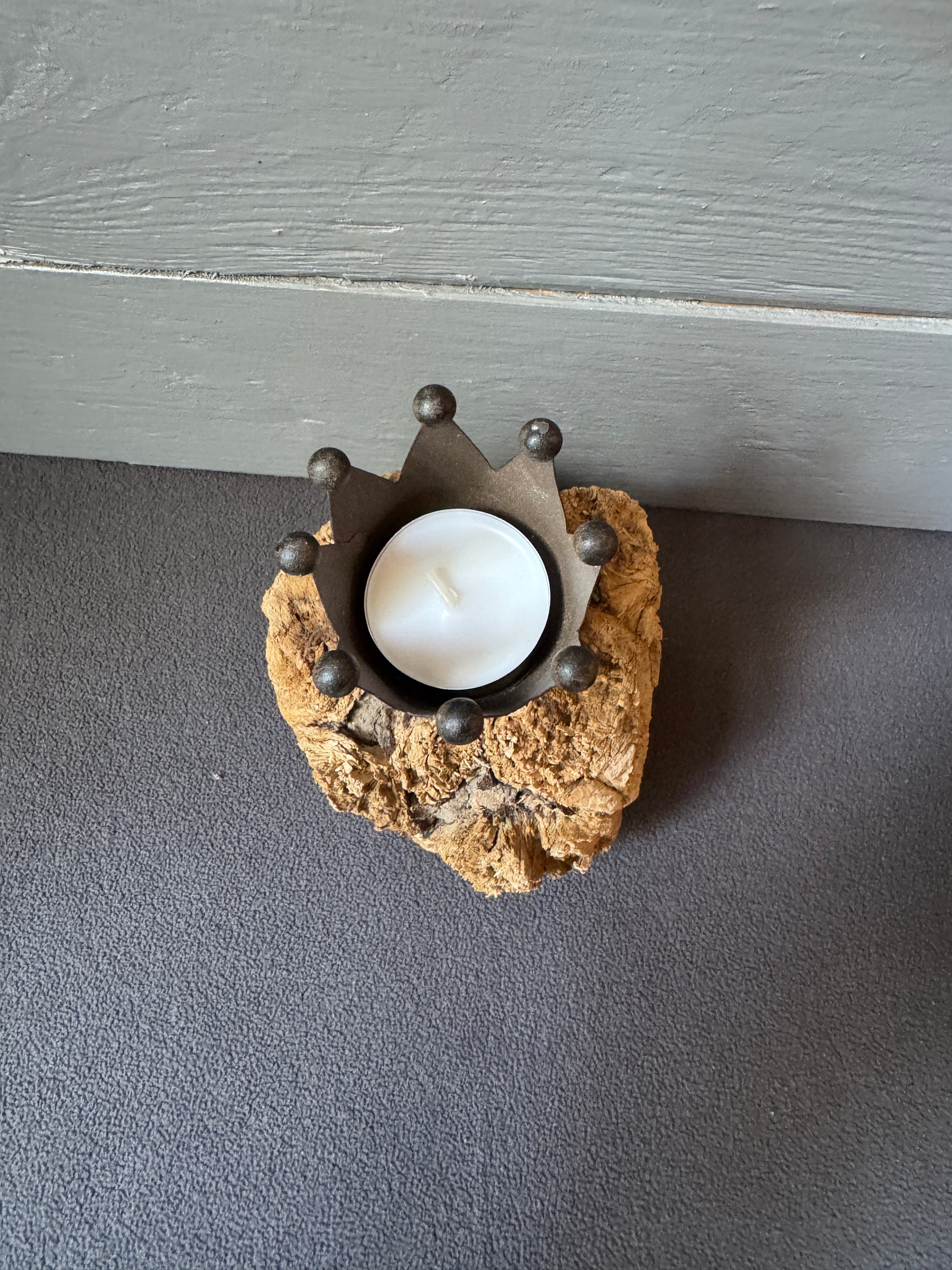 Metallkrone als Teelichthalter auf Nordseeholz