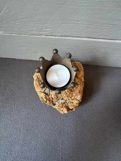 Metallkrone als Teelichthalter auf Nordseeholz