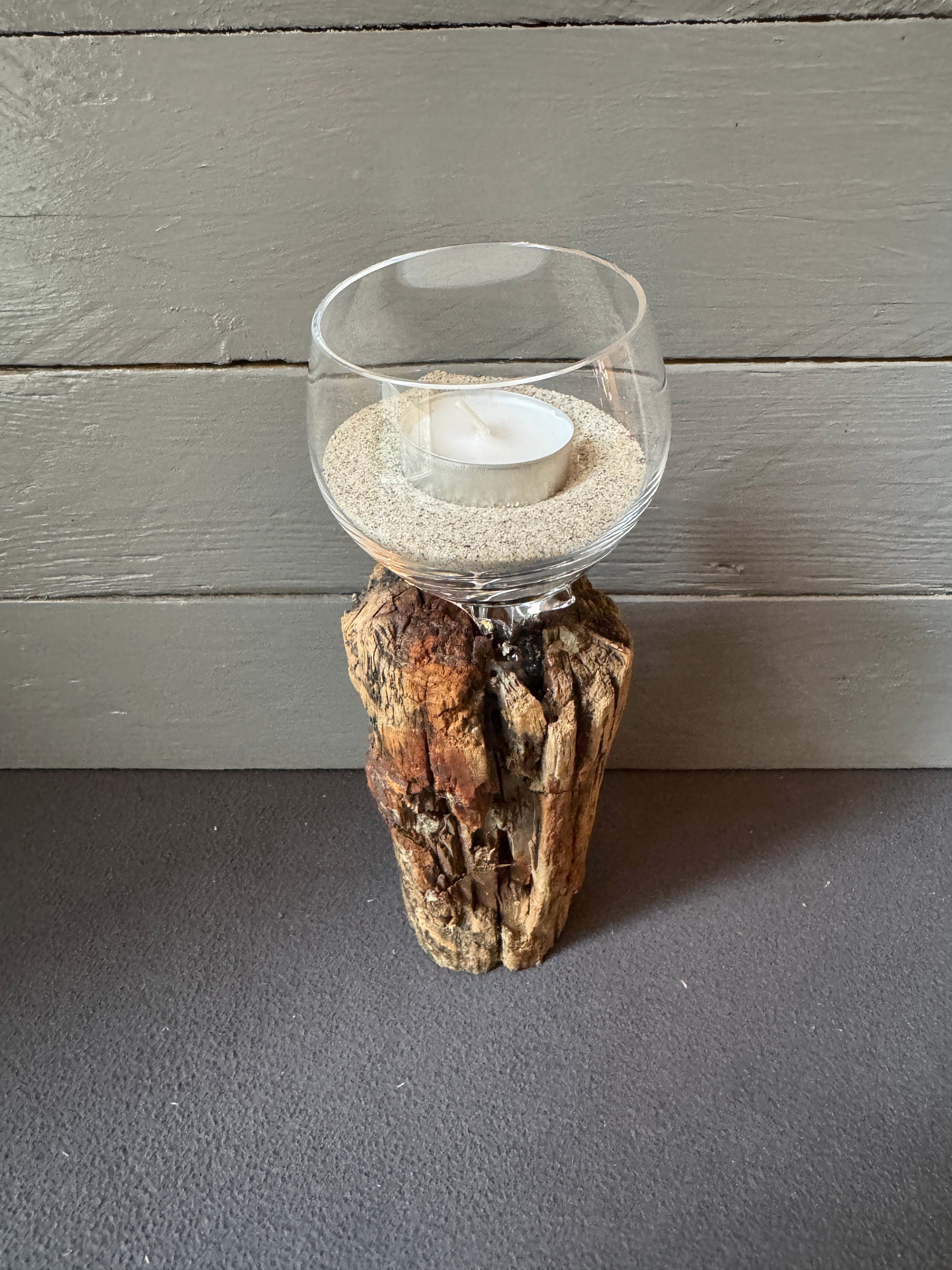 Recyceltes Weinglas mit Nordseesand als Teelichthalter