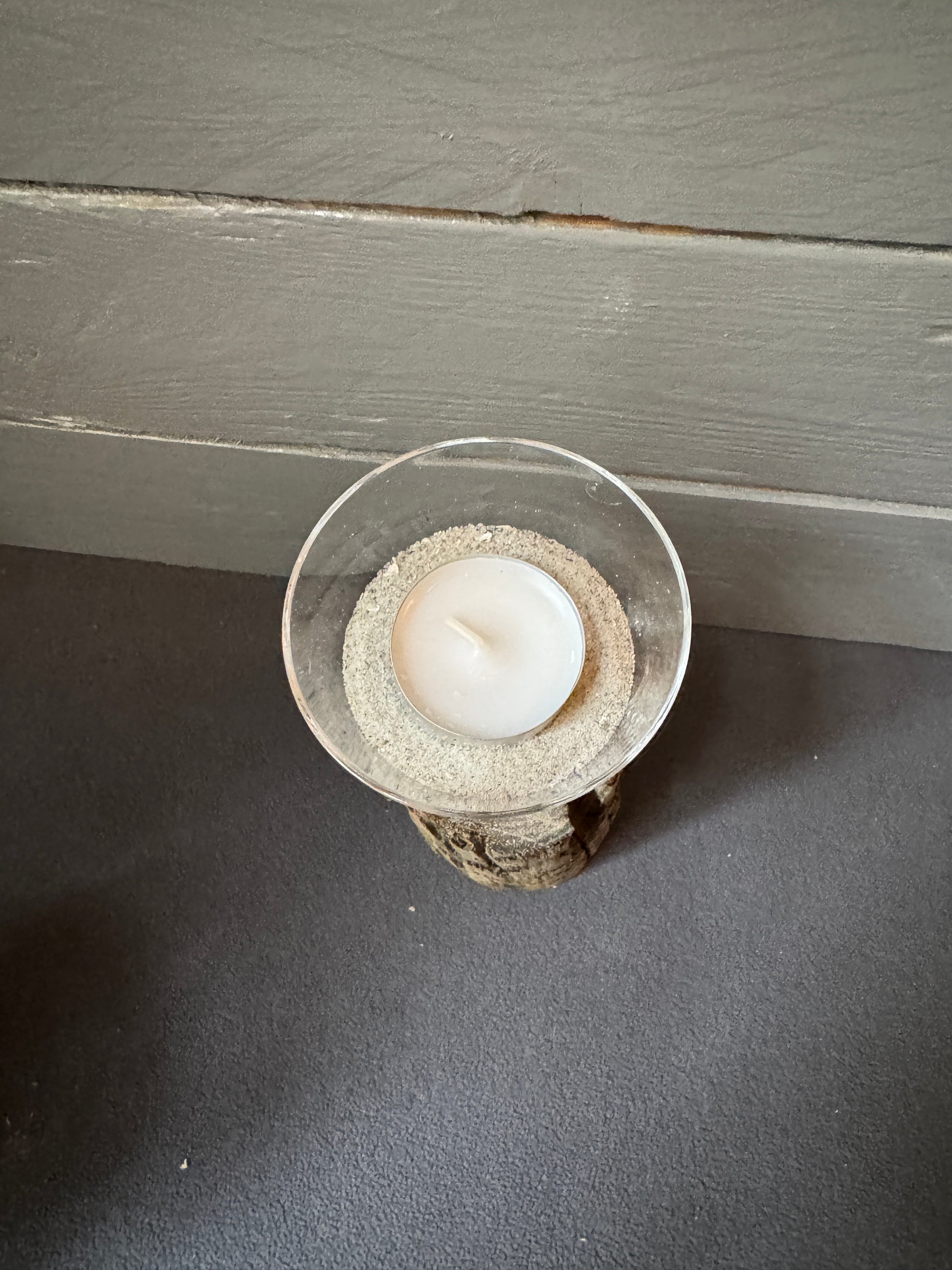 Recyceltes Glas mit Nordseesand als Teelichthalter